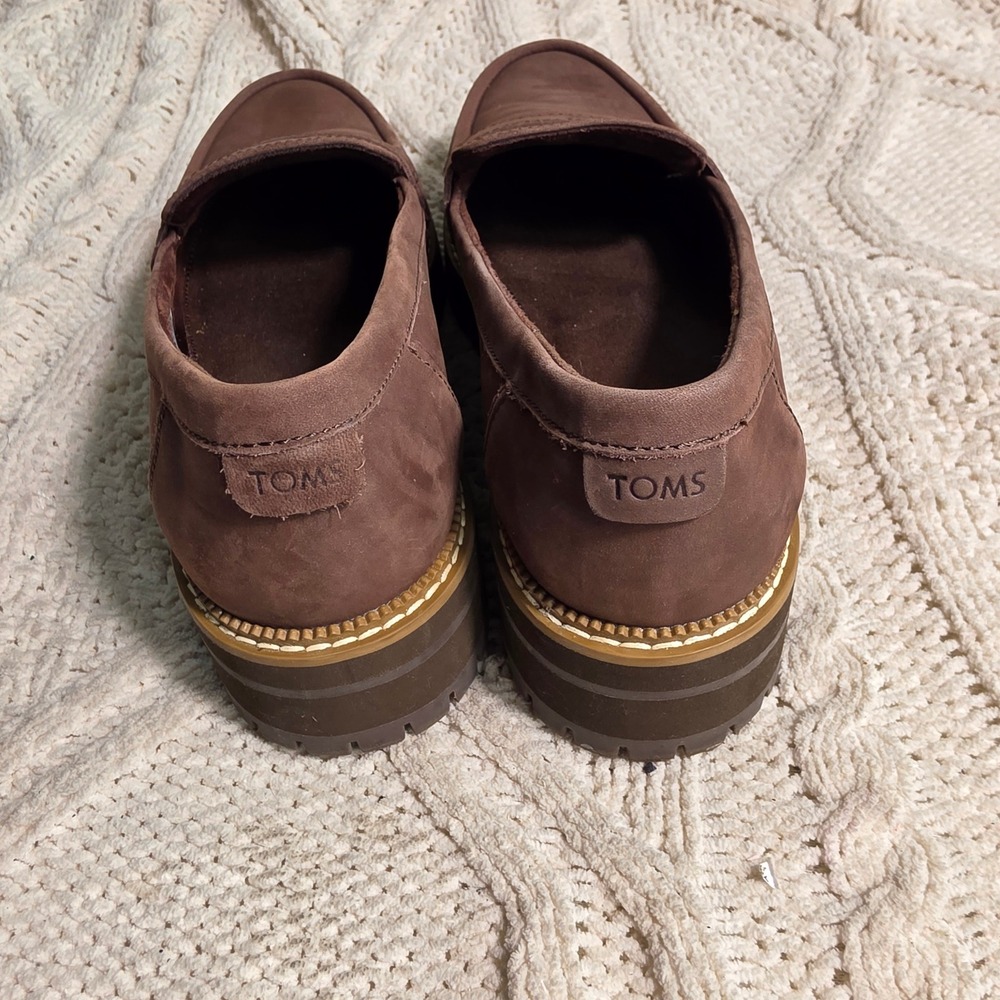 TOMS Darcy Loafer Brown Leather Lug Sole Neutral Lightweight Womens 9.5 Pristine - Picture 3 of 6